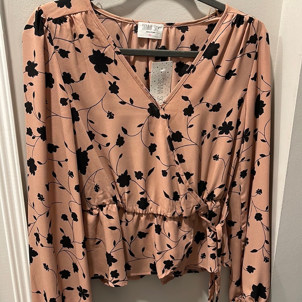 Brand new beautiful blouse never worn! Beautiful colors! Great for fall!